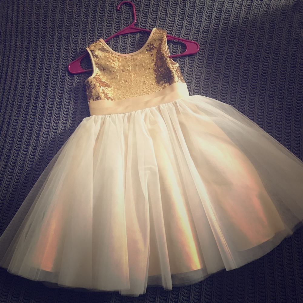 Beautiful cream colored flower girl dress Size 6.